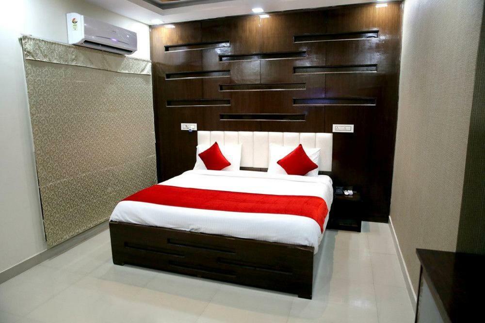Hotel Eurasia Zirakpur Buitenkant foto