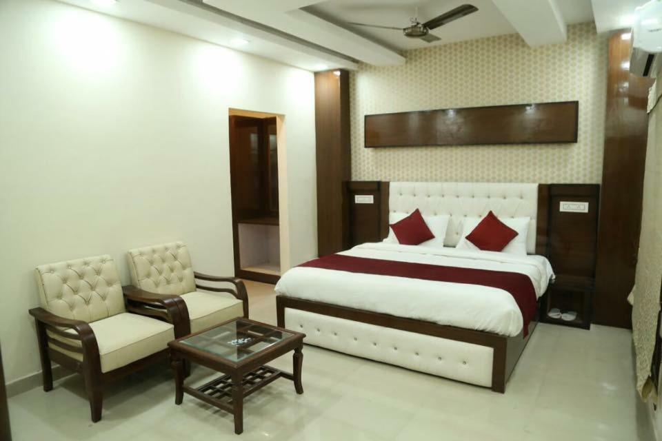 Hotel Eurasia Zirakpur Buitenkant foto